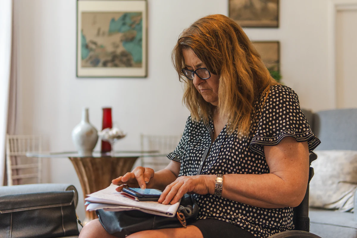 Señora revisando papeles en casa